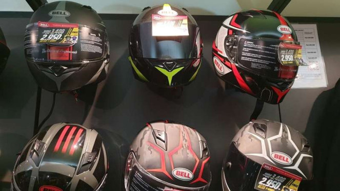 Jajaran produk helm yang dijual di Indonesia
