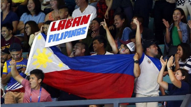 Para pendukung tim Filipina bersorak menjelang pembukaan SEA Games. - EPA