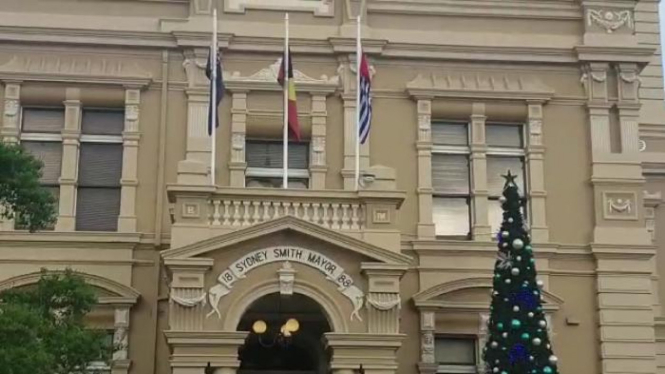 Bendera bintang kejora dikibarkan bersama dengan bendera Australia, bendera Aborijin di town hall kota Leichard, Sydney, New South Wales (NSW).