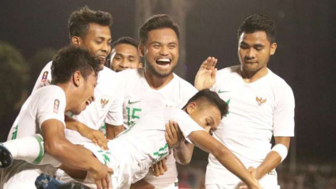 Para pemain Timnas Indonesia U-22 merayakan gol Sani Rizki Fauzi