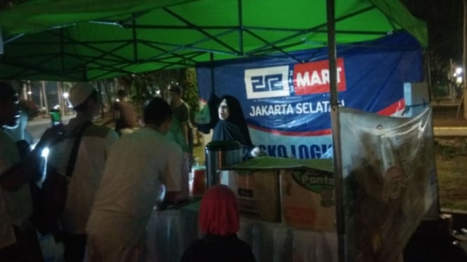 Posko makanan untuk peserta 212 di Monas