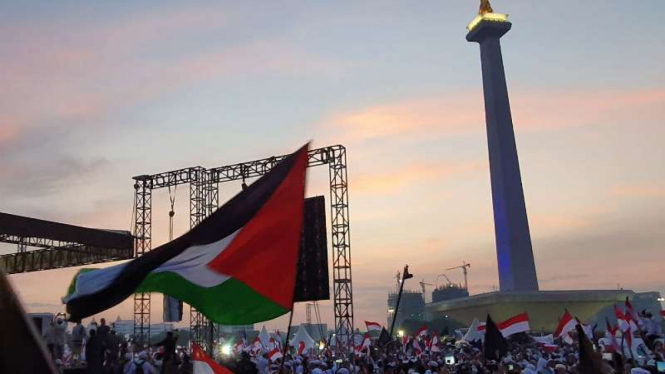 Bendera Palestina berkibar di acara reuni 212 di Monas Jakarta, Senin 2 Desember 2019.