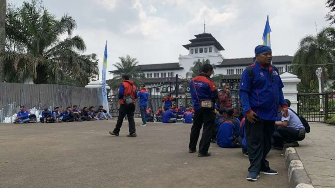 Massa buruh mulai memadati Gedung Sate Kota Bandung