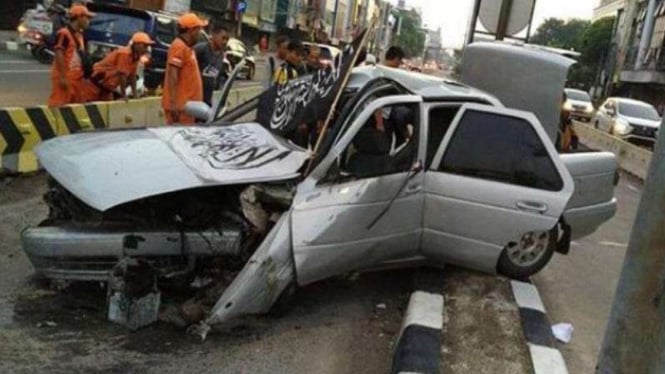 Mobil sedan dengan pelat nomor B 1946 VW mengalami kecelakaan di Gambir.