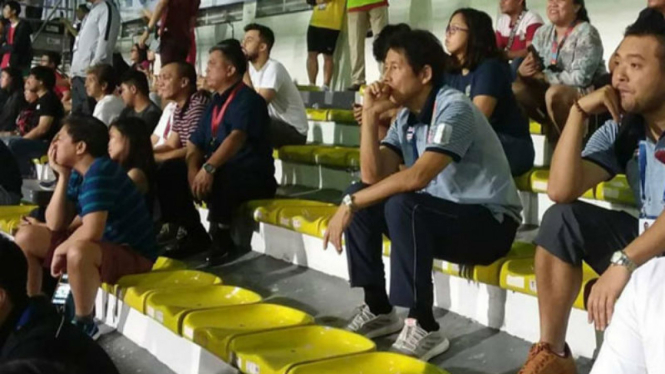 Pelatih Thailand U-22, Akira Nishino, menyaksikan duel Vietnam vs Timnas U-22