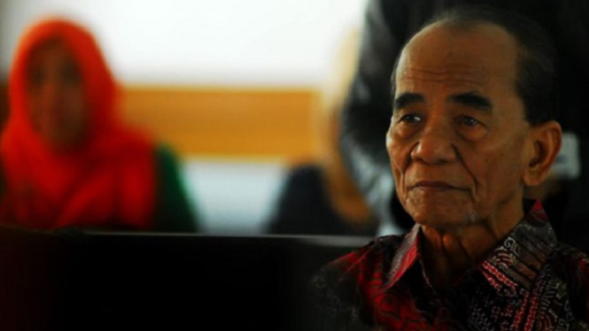 Mantan Gubernur Riau Annas Maamun saat menjalani persidangan