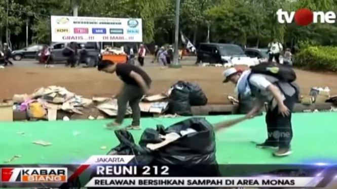 Peserta Reuni 212 bersihkan sampah di Monas