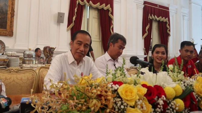 Presiden Joko Widodo (Jokowi) saat berbincang dengan wartawan di Istana Merdeka 