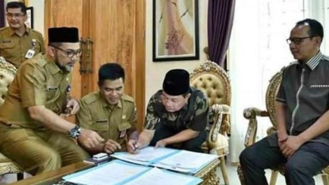 Gubernur Jambi Fachrori Umar, tanda tangani surat kesepakatan dana hibah untuk Pilkada, bersama KPU Provinsi Jambi.Foto- Humas