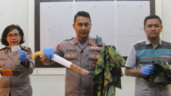 Polisi memperlihatkan sejumlah barang bukti yang disita dari para tersangka makar karena hendak merayakan hari ulang tahun Organisasi Papua Merdeka (OPM) pada 1 Desember 2019.