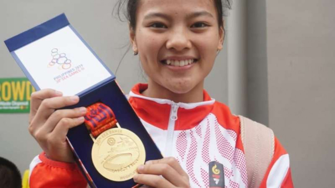 Lifter Indonesia, Windy Cantika Aisah meraih medali emas di SEA Games 2019.