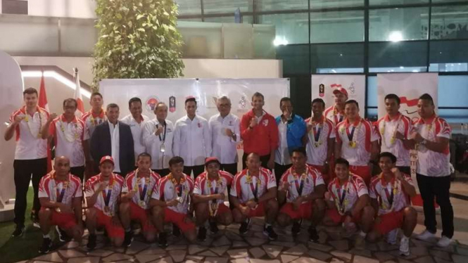 Ketum PRSI Anindya Novyan Bakrie (tengah) saat menyambut tim Polo Air Indonesia