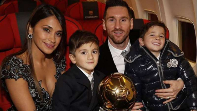 Lionel Messi bersama istri dan kedua anaknya.