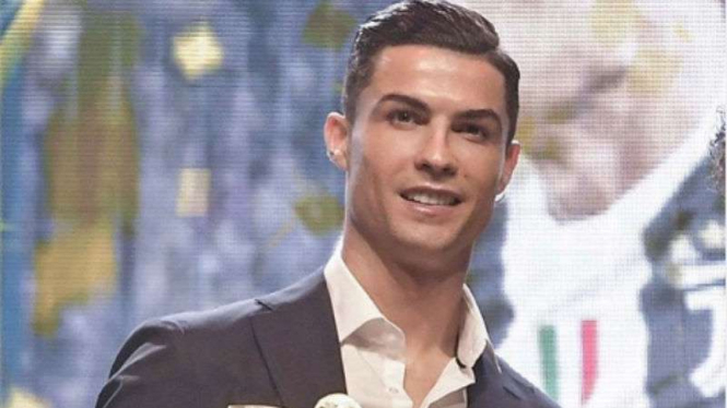 Megabintang Juventus, Cristiano Ronaldo menyabet gelar pemain terbaik Serie A.