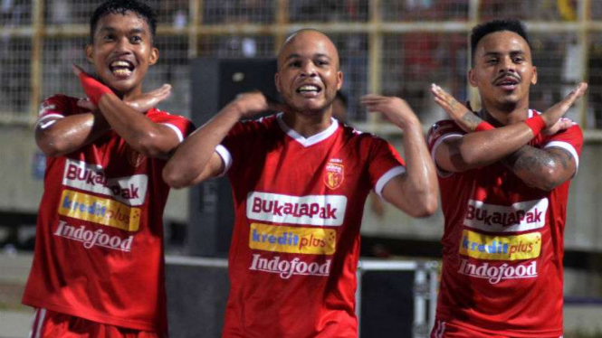 Pemain Perseru Badak Lampung FC rayakan gol.
