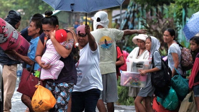 Penduduk desa di Filipina timur sedang dievakuasi - EPA