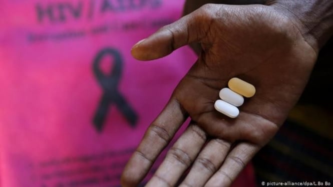 Mereka yang hidup dengan HIV/AIDS di Indonesia mengeluhkan Obat ARV yang selalu berganti jenisnya dan mendekati masa kadaluarsa.