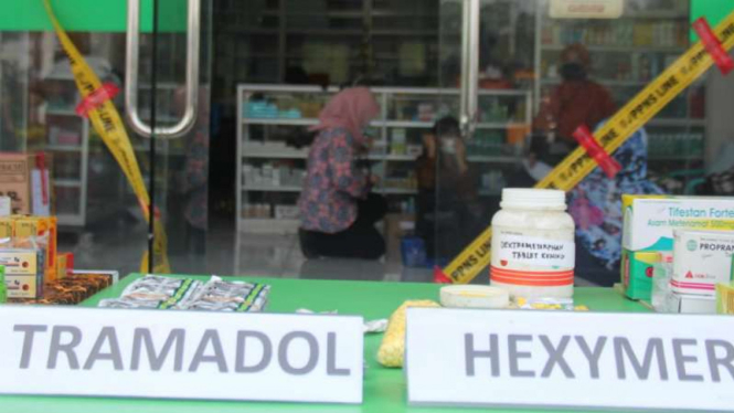 BPOM bekerja sama dengan Kepolisian menggerebek lokasi penjualan dan penyimpanan obat-obatan ilegal di Bandara City Mall, Kosambi, Tangerang, Banten, Selasa, 4 Desember 2019.