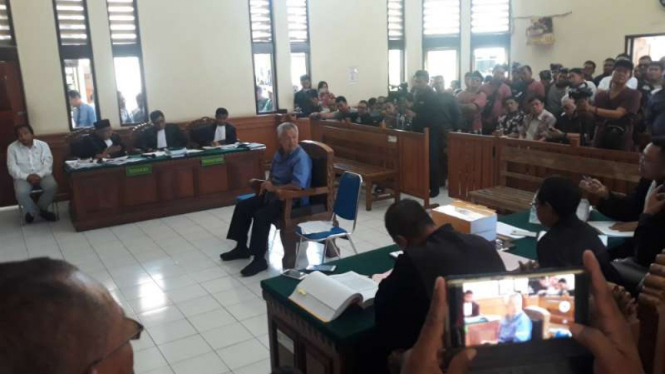 Pengusaha nasional Tomy Winata menjadi saksi dalam kasus penggelapan dan keterangan palsu dengan terdakwa Harjanto Karijadi di Pengadilan Negeri Denpasar, Bali, Selasa, 3 Desember 2019.