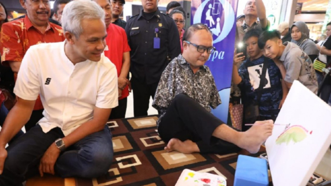 Gubernur Jateng Ganjar Pranowo melihat lukisan kaki Sabar Subadri