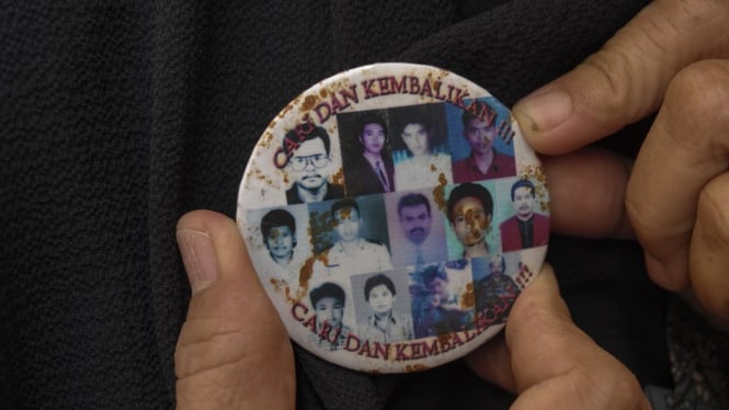 Peserta mengenakan pin bergambar korban-korban peristiwa Reformasi 1998 saat Napak Tilas Reformasi 1998 di Taman Makam Purwoloyo, Solo, Jawa Tengah, Rabu (27/11). - Maulana Surya/Antara