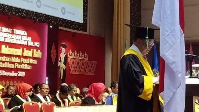 Jusuf Kalla menerima gelar Doktor Honoris Causa dari Universitas Negeri Padang