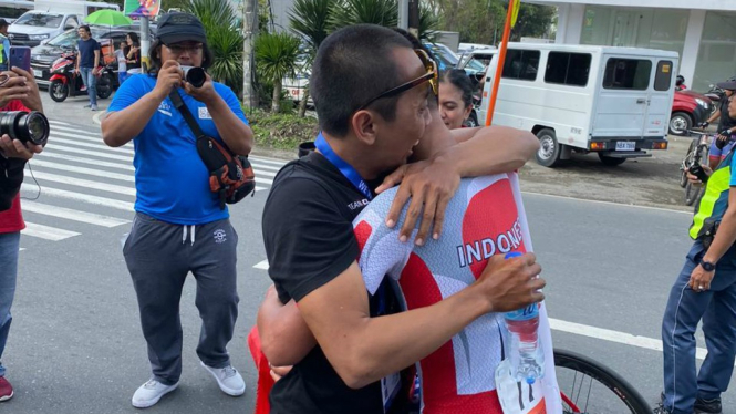 Atlet Indonesia, Aiman Cahyadi merebut medali emas cabang sepeda ITT putra.