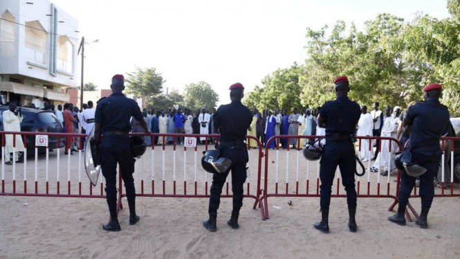 Aparat keamanan melakukan penjagaan ketat di sekitar pengadilan di kota Ndiagne ketika pengadilan menjatuhkan vonis dalam kasus merantai anak-anak. - AFP