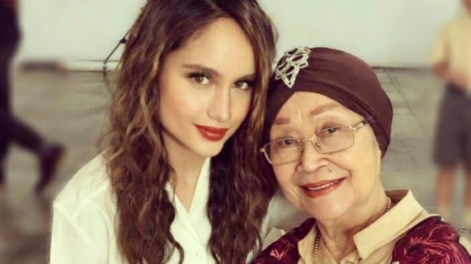 Cinta Laura dan nenek