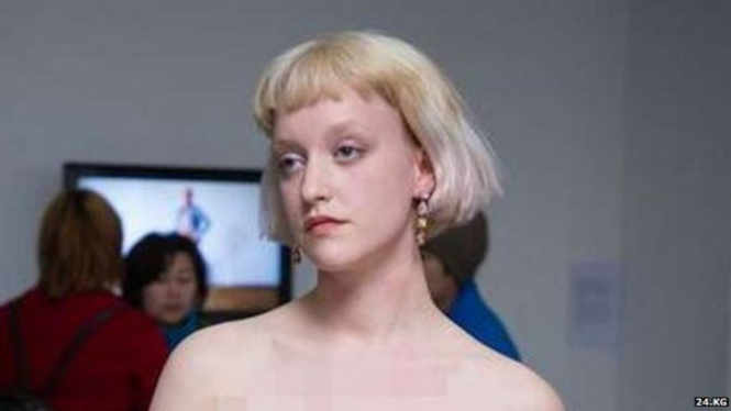 Pameran seni melibatkan perempuan telanjang di Kirgistan memicu kontroversi. Foto: BBC.