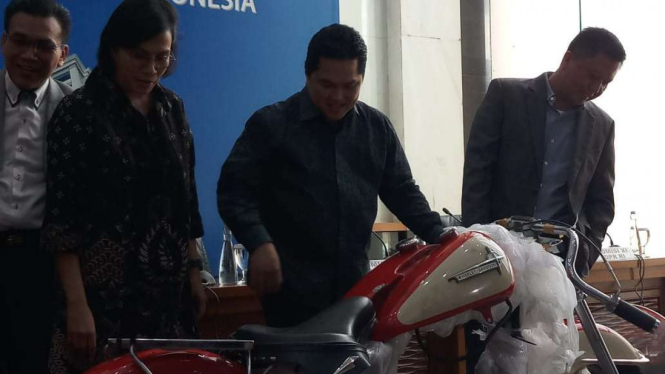 Menteri BUMN Erick Thohir dan Menkeu Sri Mulyani mengecek motor Harley Davidson.