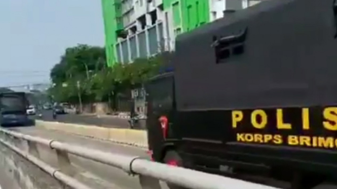 Bus TransJakarta vs truk polisi