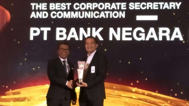 Direktur Keuangan BNI Ario Bimo (kanan) menerima penghargaan The Best Corporate Secretary and Communication dari Pemimpin Redaksi CNBC Indonesia Wahyu Daniel (kiri) pada acara Malam penganugerahan CNBC Indonesia Awards 2019 di Jakarta, Rabu (4/12).