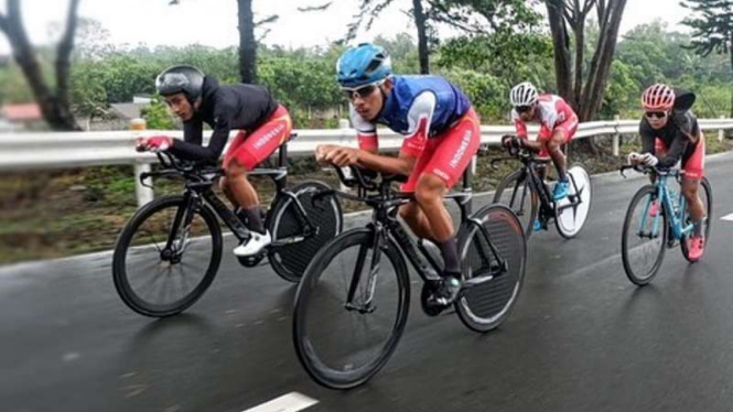 Atlet balap sepeda Indonesia, Aiman Cahyadi (kanan) di ajang SEA Games 2019