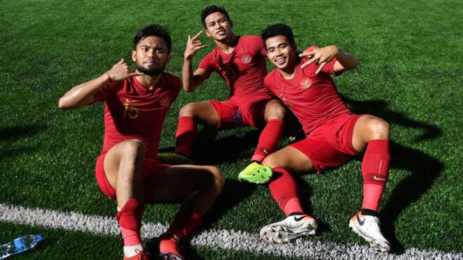 Para pemain Timnas Indonesia U-22 merayakan kemenangan atas Laos