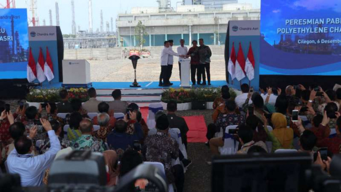 Presiden Joko Widodo meresmikan pabrik new polyethylene.