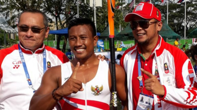 Atlet Kayak Indonesia, Maizir Ryondra (tengah) raih emas SEA Games 2019