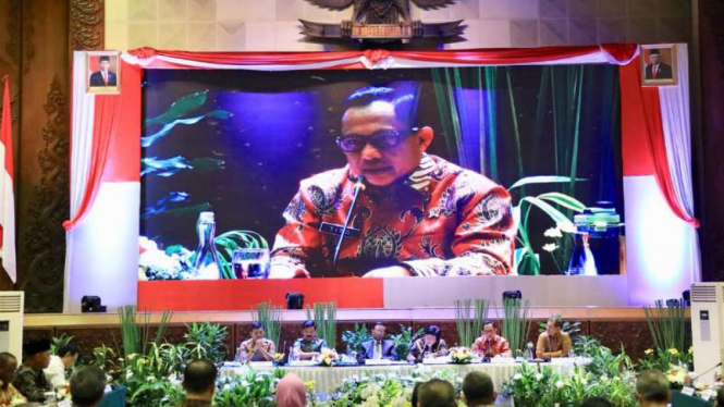 Menteri Dalam Negeri Tito Karnavian saat menghadiri Rapat Koordinasi Gabungan Tingkat Kementerian/Lembaga tentang Peningkatan Pengendalian Kebakaran Hutan dan Lahan di Jakarta, Jumat, 6 Desember 2019.