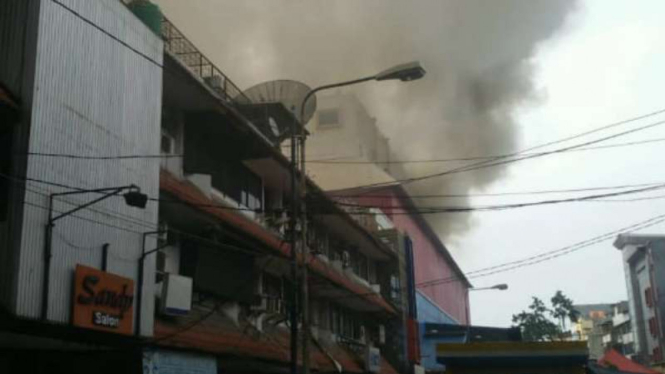 Kebakaran melanda Mall Lokasari Plaza di kawasan Taman Sari, Jakarta Barat, Jumat sore, 6 Desember 2019.