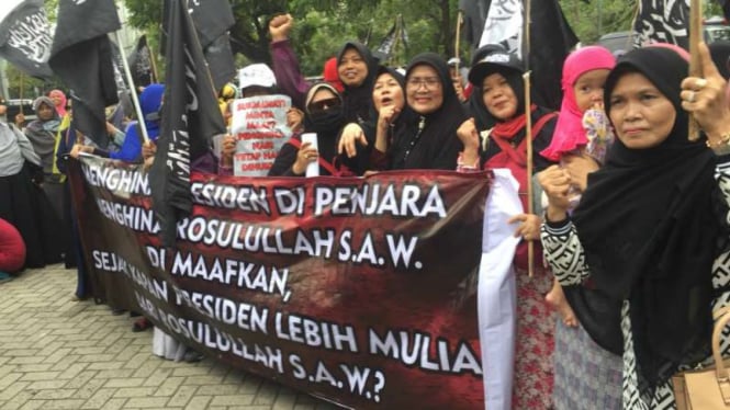 Massa Forum Solidaritas Bela Nabi Muhammad SAW berunjuk rasa di depan gedung DPRD Kota Bekasi, Jumat, 6 Desember 2019.