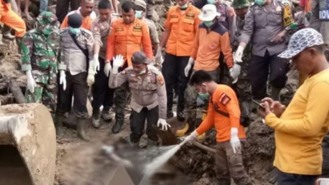 Korban longsor di Riau ditemukan sekitar 2 meter di bawah tertimbun