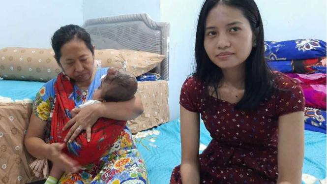 Dina dan neneknya merawat bayinya yang menderita kelainan