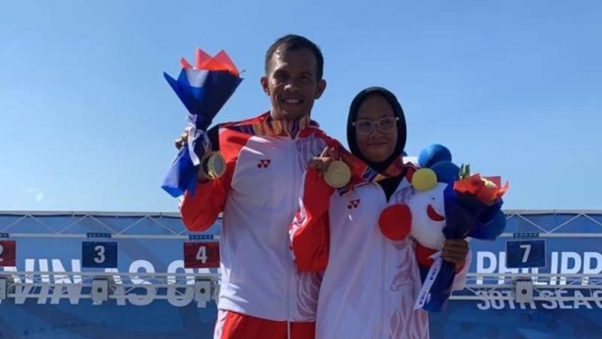 Atlet modern pentathlon Indonesia, Dea Salsabila Putri (kanan)