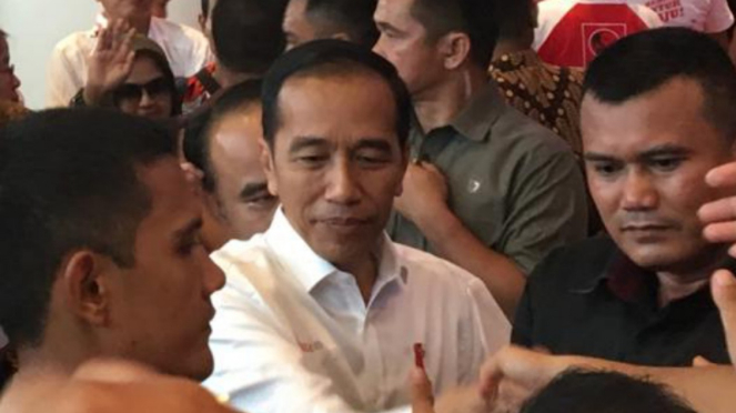 https://thumb.viva.co.id/media/frontend/thumbs3/2019/12/07/5deb8ecddff8f-presiden-joko-widodo-jokowi_663_372.jpg