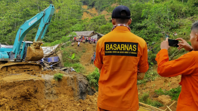 Basarnas Banten sedang coba melakukan evakuasi