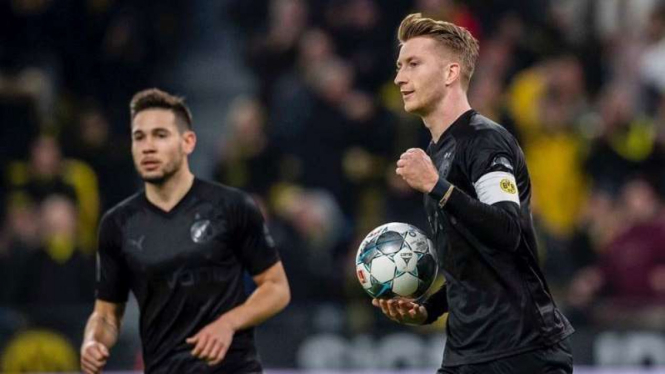 Kapten Borussia Dortmund, Marco Reus, melakukan selebrasi usai mencetak gol