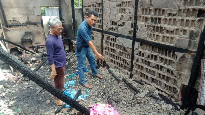 Olah TKP kebakaran di Banjarsari, Kalbar.