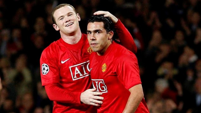 Wayne Rooney dan Carlos Tevez ketika membela Manchester United