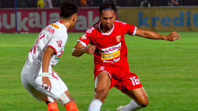 Duel Perseru Badak Lampung FC vs Persija Jakarta.