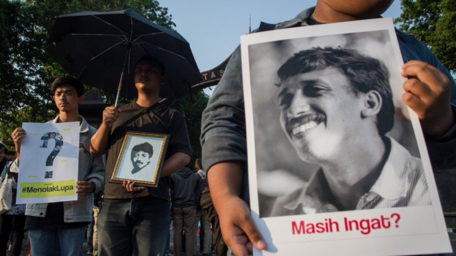 Mahasiswa melakukan unjuk rasa dengan membawa foto almarhum Munir Said Thalib di Kampus UNS, Solo, Jawa Tengah, Selasa (10/9). Unjuk rasa tersebut digelar untuk memperingati 15 tahun meninggalnya aktivis HAM Munir serta meminta pemerintah serius dalam men